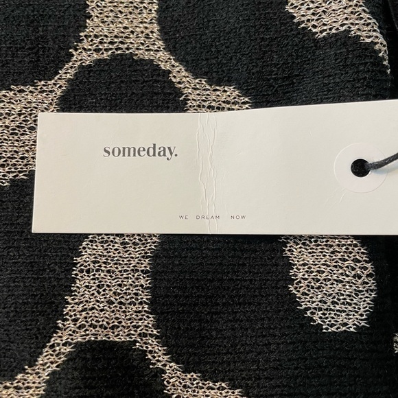 NWT Someday by Opus (Germany). Lovely black & metallic gold large scarf - Picture 3 of 11